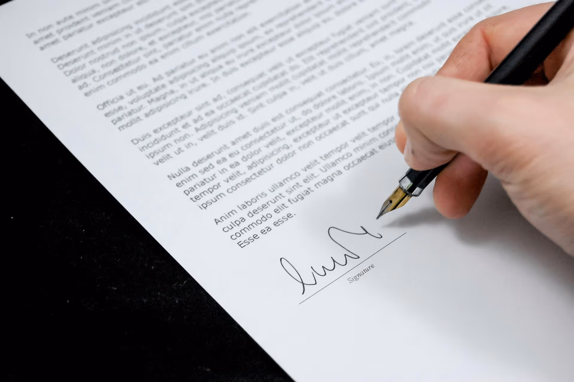 Una ma d'una persona signant un document.