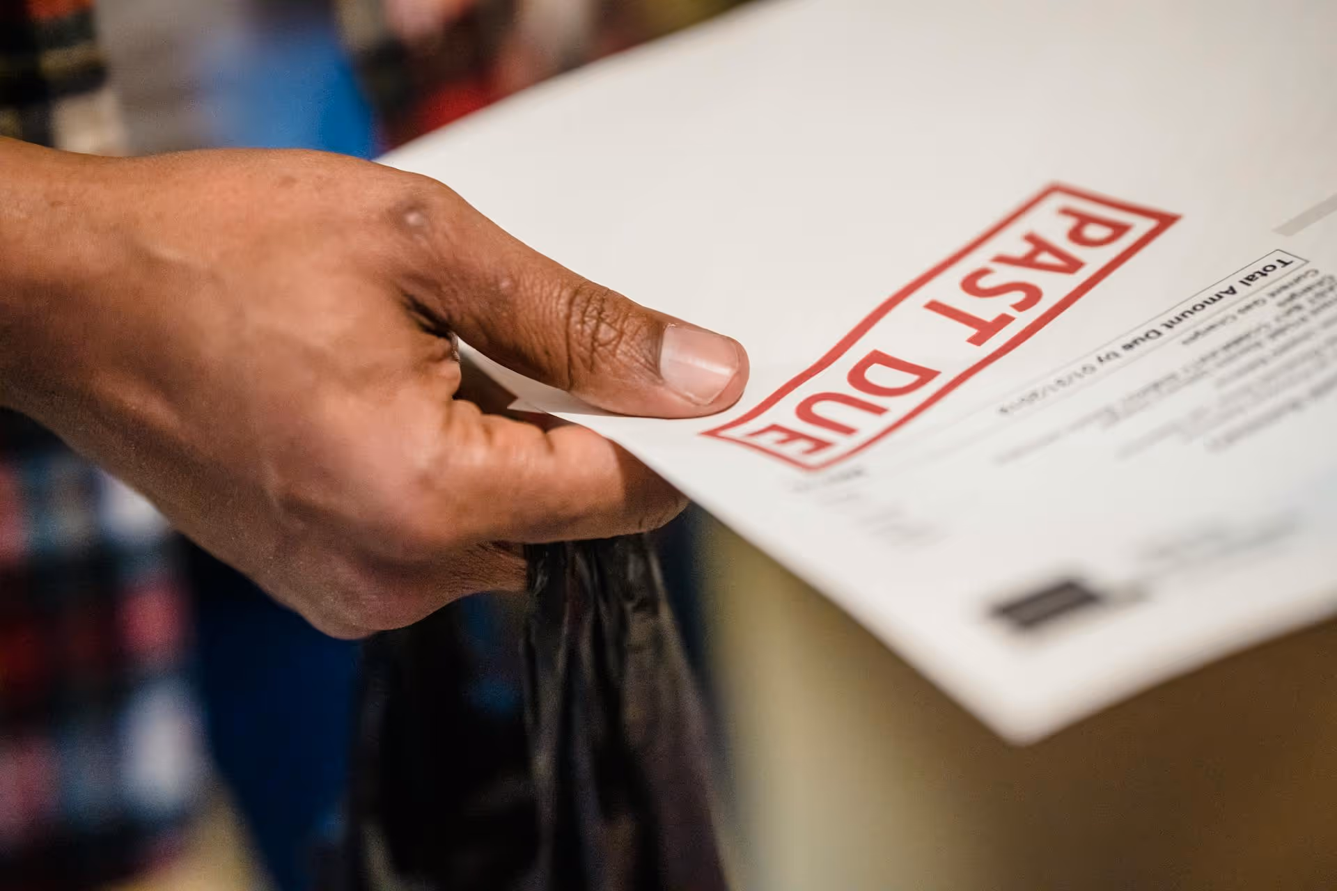 Una ma aguantant un full on posa past due.