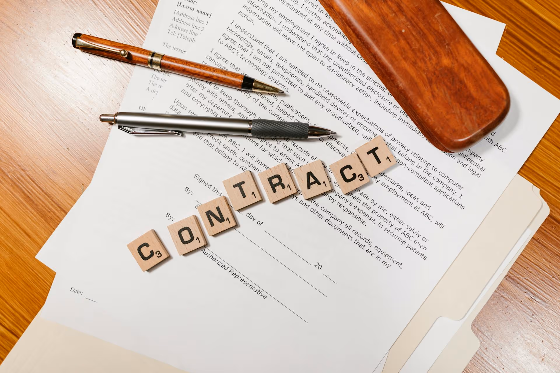 Un document amb fitxes the scrible a sobre, on posa contract.